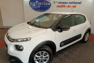 Citroën C3 blanc vue 3/4 avant droit, avec protections latérales noires et jantes alliage.