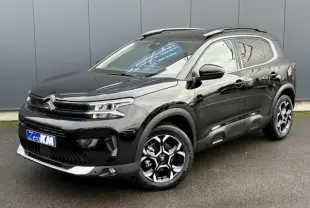 Citroën C5 Aircross Hybrid noir Perla vue 3/4 avant droit avec jantes alliage et barres de toit noires.