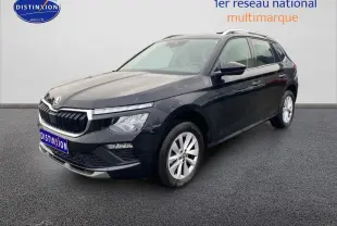 SKODA KAMIQ noir vue 3/4 avant droit avec calandre chromée et jantes alu sur fond neutre.