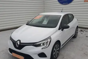 Renault Clio V blanche vue en 3/4 avant droit, avec phares LED et rétroviseurs noirs, stationnée devant un mur métallique.