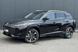 MG Motor EHS 1.5 Hybrid+ 224 Luxury noir métallisé en 3/4 avant droit avec jantes alliage 19 pouces.