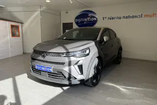 Renault Captur 2025 gris Cassiopée métal avec toit gris, vue 3/4 avant en intérieur lumineux showroom Distinxion.