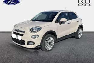Vue 3/4 avant droite d'une FIAT 500X argentée avec jantes alliage et détails noirs sur les bas de caisse.