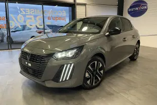 Peugeot 208 gris selenium vue 3/4 avant droit en showroom avec feux diurnes verticaux allumés.