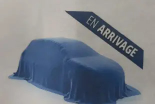 Voiture couverte d'une housse bleue, vue de profil gauche, avec un bandeau indiquant "En arrivée".