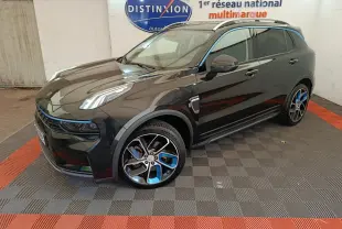 Vue 3/4 avant droit d'un SUV Link & Co 01 hybride rechargeable noir avec jantes et détails bleus distinctifs.