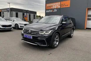 Volkswagen Tiguan noir intense métallisé en 3/4 avant droit avec jantes alliage et projecteurs Matrix LED allumés.