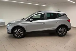 SEAT Arona 2024 gris urbain en vue profil côté gauche, avec vitres arrière surteintées et jantes alliage.