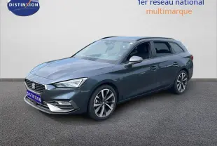 SEAT Leon ST 1.5 TSI gris magnétique métal en 3/4 avant droit, avec jantes alliage et lignes dynamiques.