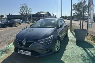 Renault Mégane 1.5 Blue dCi 115ch Business bleu vue 3/4 avant droit sur parking extérieur ensoleillé.