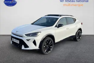 Vue 3/4 avant d'un CUPRA Formentor blanc Nevada avec jantes noires et toit ouvrant panoramique.