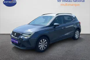 SEAT Arona gris Magnetic avec toit blanc, vue 3/4 avant droit mettant en valeur ses lignes modernes et ses jantes.
