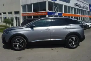 Peugeot 3008 gris clair vue de profil côté gauche, avec jantes alliage 18 pouces et vitres arrière surteintées.
