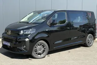 Vue 3/4 avant droit du Citroën Jumpy noir Perla avec jantes tôle noires et porte latérale coulissante.