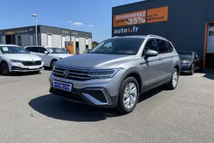 Volkswagen Tiguan Allspace gris argent pyrite métallisé vu en 3/4 avant droit sur parking extérieur.