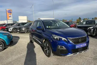 Peugeot 3008 bleu magnétique vue en 3/4 avant droit sur un parking avec calandre noire et jantes alliage.