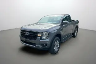 Ford Ranger gris carbone en 3/4 avant droit avec marchepieds latéraux et calandre noire.