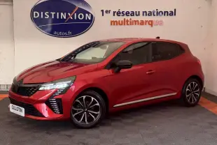 Renault Clio Techno TCe 90 rouge vue 3/4 avant droit, avec feux LED et jantes alliage noires.