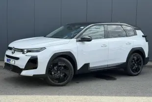 Citroën C5 Aircross blanc Okenite avec toit noir, vue 3/4 avant droit, jantes alliage noires et détails noirs contrastants.