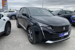 Peugeot 3008 noir perla nera en 3/4 avant droit sur parking, avec calandre distinctive et feux LED verticaux.