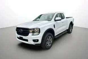 Ford Ranger blanc glacier en 3/4 avant droit, avec calandre noire et marchepieds latéraux visibles.