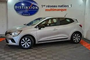 Renault Clio Equilibre TCe 90 gris clair vue de profil côté gauche, avec jantes alliage et feux LED allumés.