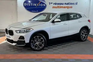 BMW X2 sDrive18i Lounge blanc en vue de profil côté gauche, avec jantes alliage et calandre caractéristique.