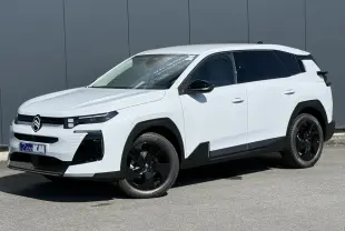 Citroën C5 Aircross blanc Okénite en 3/4 avant droit avec jantes noires et détails noirs contrastants.