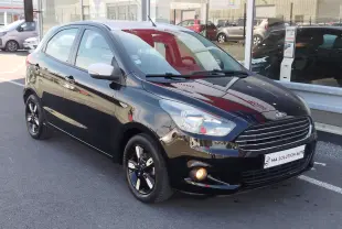 Ford KA+ 2020 vue 3/4 avant droit, noir Shadow avec toit blanc et jantes noires bicolores.