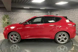 Vue de profil côté gauche d'une Alfa Romeo Tonale rouge avec jantes alliage 20 pouces et étriers Brembo rouges.