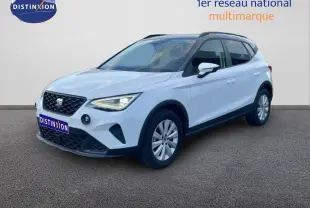 SEAT Arona blanc avec toit gris, vue 3/4 avant droit, sur fond neutre, phares allumés.