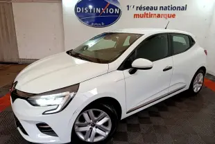 Renault Clio Business blanc vue 3/4 avant droit avec phares LED allumés dans un showroom intérieur.