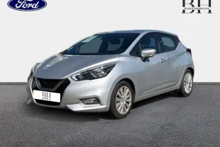 Vue 3/4 avant droite d'une Nissan Micra argentée avec phares LED et jantes alliage, sur fond neutre blanc.