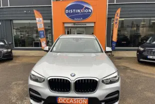 Vue avant d'un BMW X3 xDrive30eA 2020 Glacier Silver avec calandre double haricot et plaque "OCCASION" devant un concessionnaire.