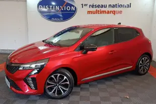 Renault Clio Techno TCe 90 rouge vue 3/4 avant droit, avec jantes alliage et feux LED distinctifs.