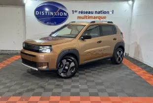 Vue 3/4 avant droite d'une FIAT Grande Panda marron avec jantes noires et logo "PANDA" embossé sur la portière.