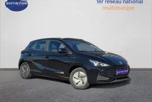 Vue 3/4 avant droite d'une MG3 1.5 Hybrid+ 195ch en Pebble Black métallisé sur fond neutre.