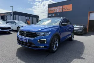 Volkswagen T-Roc bleu Ravenna métallisé en 3/4 avant droit avec jantes alliage et calandre noire distinctive.