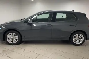 Profil côté gauche d'une Volkswagen Golf 1.5 TSI 116 BVM6 VW Edition gris dauphin métallisé, année 2024, en intérieur.