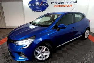 Renault Clio Business bleu vue 3/4 avant droit, phares LED allumés, jantes alliage, dans un showroom intérieur.