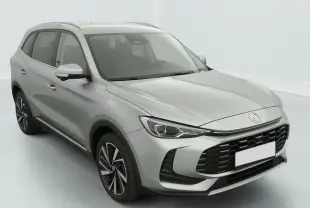 MG ZS 1.5 L Hybrid+ gris argent vu en 3/4 avant droit, avec calandre large et jantes alliage distinctives.