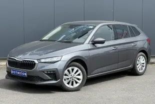 Skoda Scala TSI 116 gris graphite en 3/4 avant droit, avec jantes alliage et calandre noire distinctive.