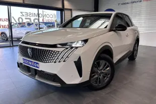 Peugeot 3008 blanc en 3/4 avant droit, avec calandre noire à motif géométrique et jantes alliage foncé.