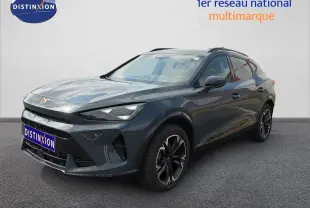 Vue 3/4 avant d'un CUPRA Formentor gris magnétique métal avec jantes noires et toit ouvrant panoramique.