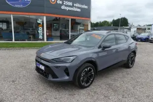CUPRA Formentor gris Graphène en 3/4 avant droit, avec coques de rétroviseurs noires et jantes alliage 18 pouces.