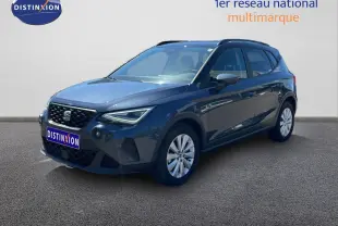 SEAT Arona 2025 gris Magnetic Metal avec toit noir, vue 3/4 avant droit, jantes alliage et calandre distinctive.