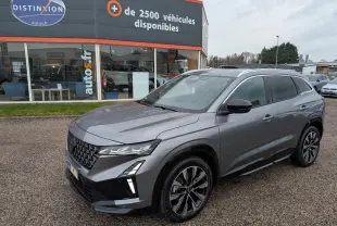 Renault Austral gris schiste en 3/4 avant droit, avec jantes alliage noires et calandre gris chrome satin.