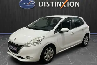 Peugeot 208 blanc vue 3/4 avant droit dans un showroom avec logo Distinxion en arrière-plan.