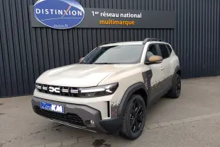 Dacia Duster Hybrid-G 150 ch en Sandstone, vue 3/4 avant droit avec décor pixelisé noir et rouge sur les flancs.