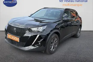 Peugeot 2008 noir perle métal en 3/4 avant droit, avec calandre imposante et feux LED distinctifs.